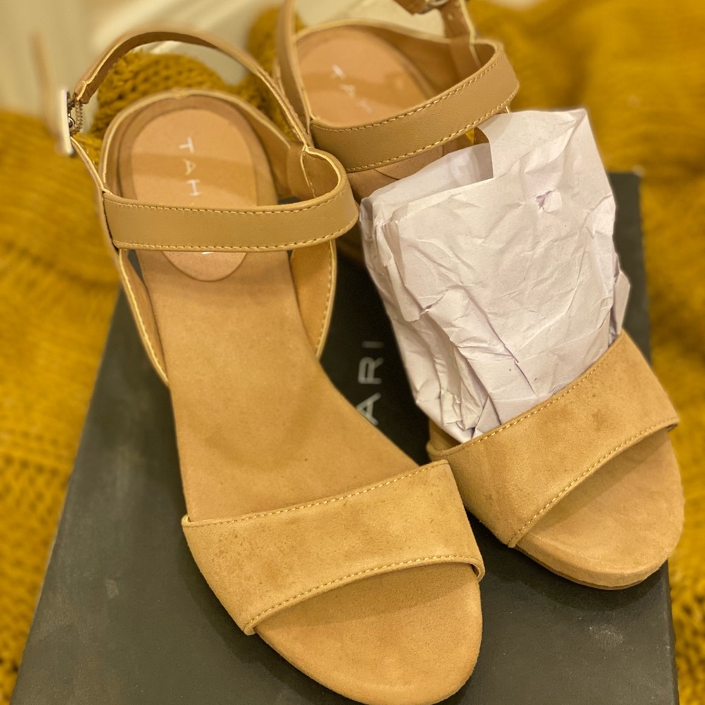 Tahari Women's TA-FUN Wedge Sandal